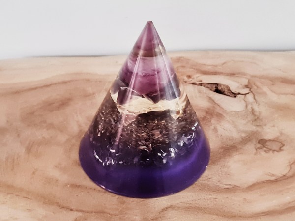 Orgonite cône violette